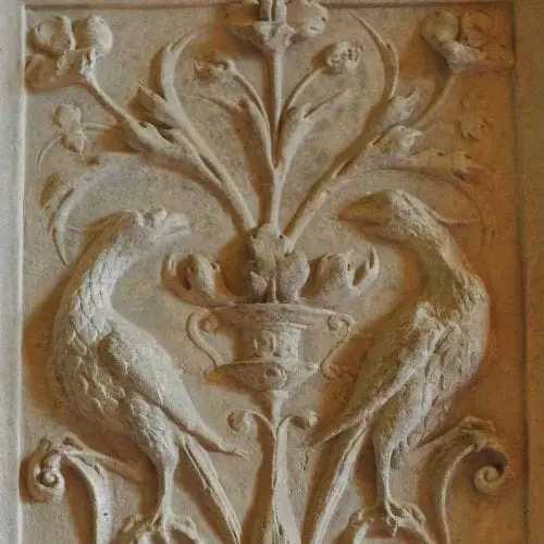 Sculpture "grotesque" de la renaissance montrant des fleurs et deux oiseaux