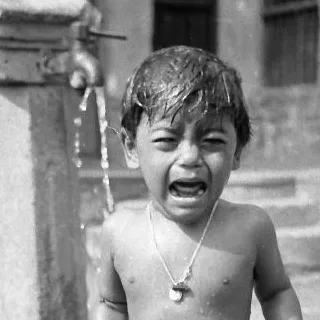 Enfant pleurant en Inde